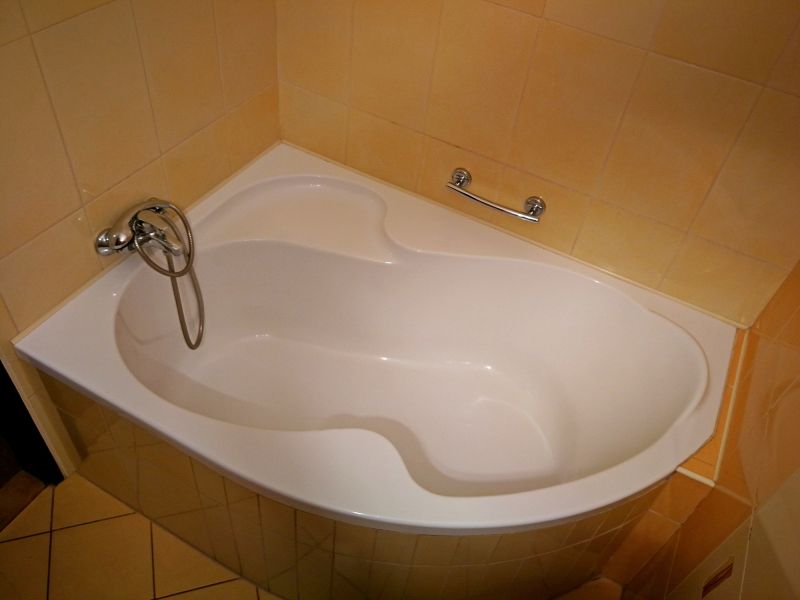 Spa-Style Corner Tub